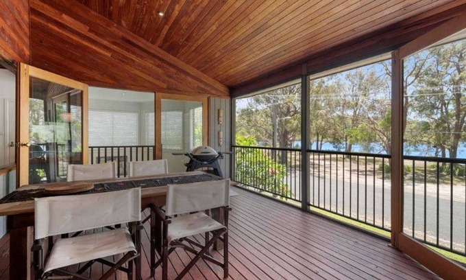 Laurieton Casa | Lakeside Lodge - Fabulous Waterfront Holiday