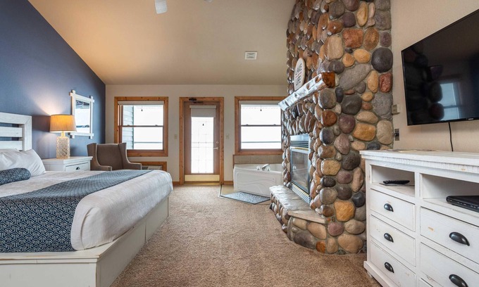 Nisswa Complejo | Lakeside Lodge King Room w/Jacuzzi Tub & Views of Gull Lake - Pet Friendly!