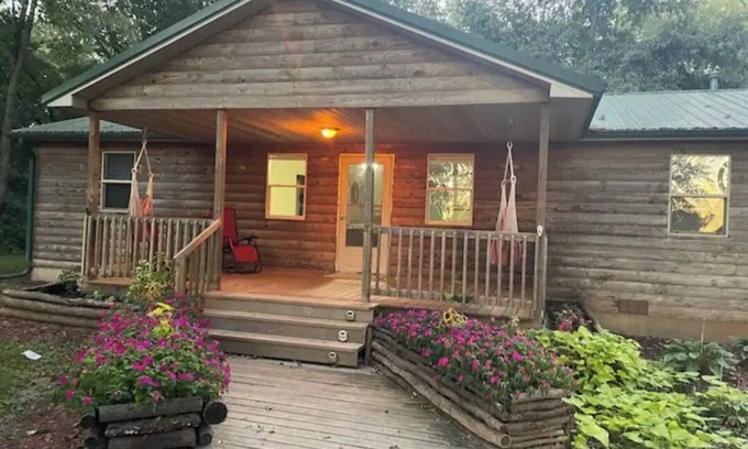 Pittsfield Cabina | Lakeside Lodge of LEGENDS; A Wilderness Wanderer’s Wonderland
