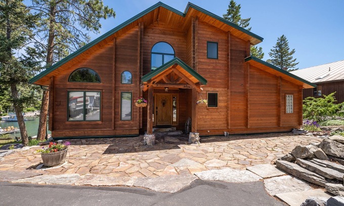 Lakeside Cabina | Lakeside Lodge with Private Dock and Beach, Sleeps 10!