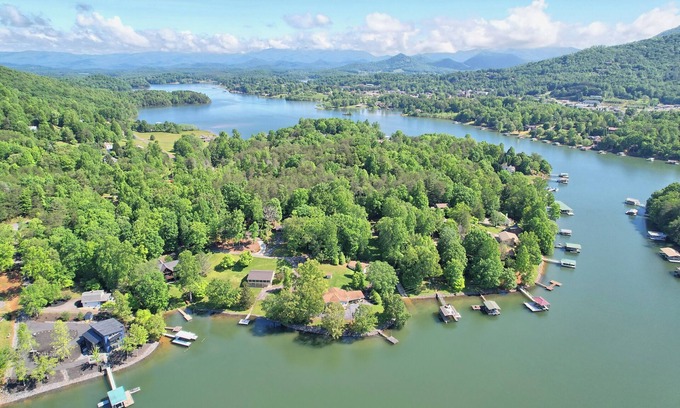 Hiawassee Casa | Lakeside Lounge - By Chatuge Home Concierge Lake front, hot tub, firepit, private dock with boat slip