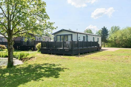 Great Houghton Casa | Lakeside Lullaby - Billing Aquadrome