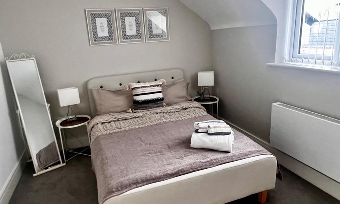 Reading Cama Y Desayuno | Lakeside LUX bedroom with parking, M4 Jct 11, next to train station