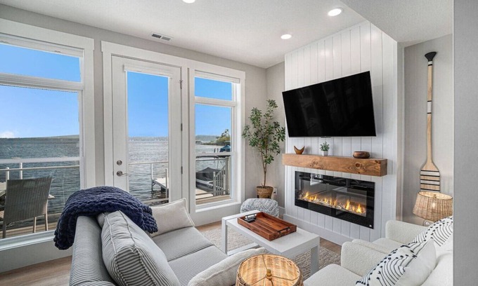Oden Casa | Lakeside Luxe Retreat + Sauna!