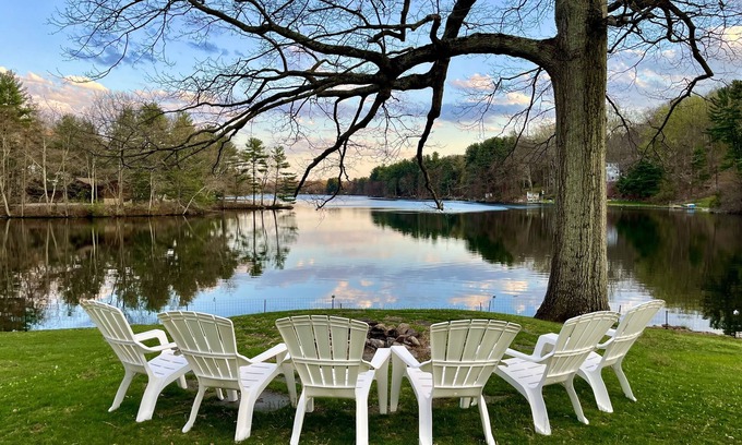 Trumbull Casa | Lakeside luxury: beautiful, relaxing 4 bedroom home