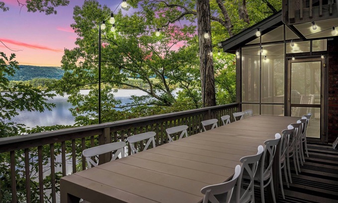 Soddy-Daisy Casa | Lakeside Luxury: Private Dock, Kayaks, Game Room