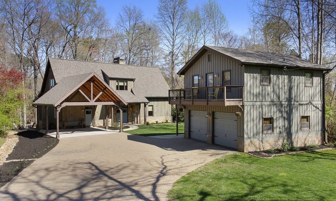 Dawsonville Casa | Lakeside manor