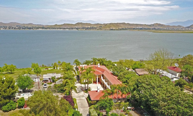 Lakeland Village Casa | Lakeside Mansion Waterfront Family Reunions + Events!