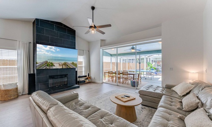 Lake Shore Estates Casa | Lakeside Oasis: Your Private Pool Escape at Tarpon Springs Lake