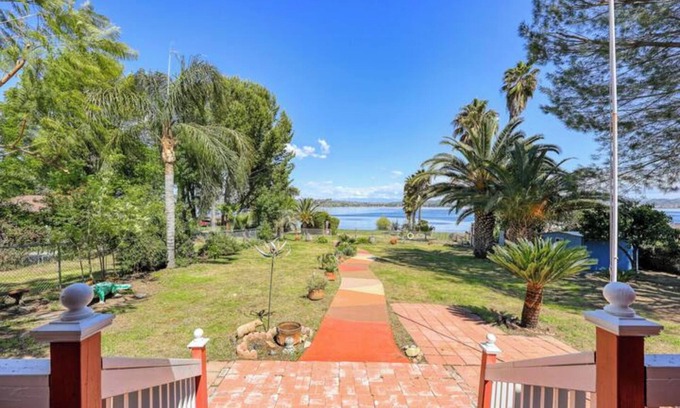 Lake Elsinore Casa | Lakeside Orange Farmhouse