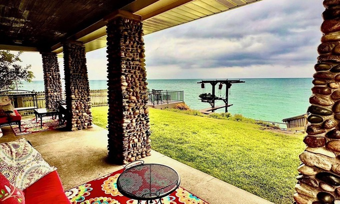 Jeddo Casa | Lakeside Paradise! A charming blend of cozy comfort and beachfront bliss!