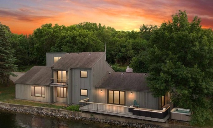 Roseville Casa | Lakeside Paradise: Your Serene Escape Awaits!