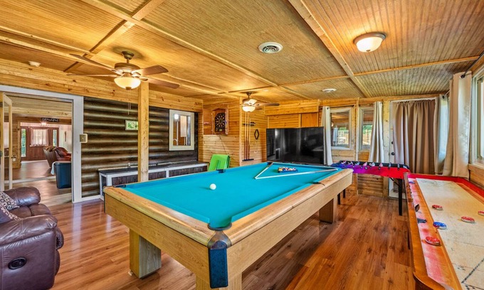 Dandridge Cabina | Lakeside Pet Friendly Cabin w/ Hot tub Game Rm Fireplace Elec Vehicle Charger