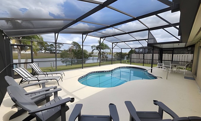 Indian Wells Casa | Lakeside Pool Home, Games close to Disney & Malls