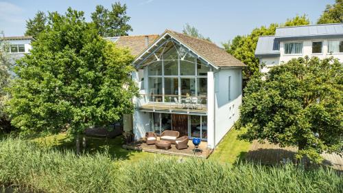 Cirencester Casa | Lakeside property with spa access on a nature reserve Kingfisher Lodge CW80