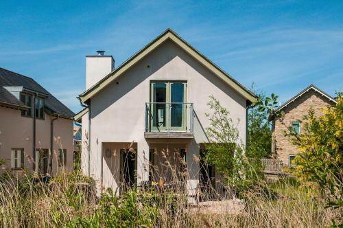 Cirencester Casa | Lakeside property with access into Spa on a nature reserve Bee Cottage HM75