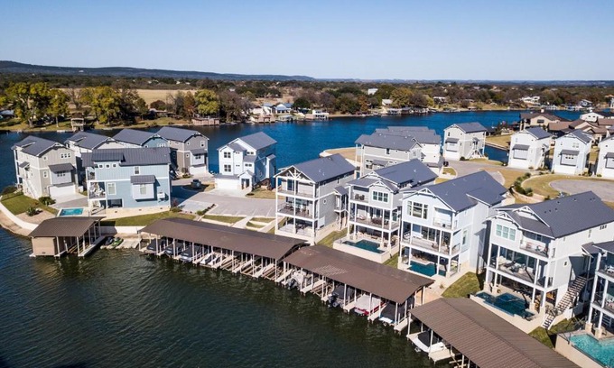 Kingsland Casa | Lakeside Property with Temperature Control Pool on Lake LBJ