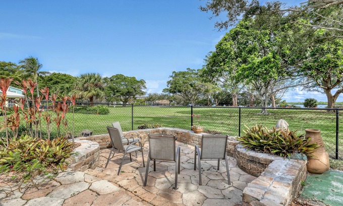 Florida North Atlantic Coast Casa | Lakeside Retreat a Waterfront Property