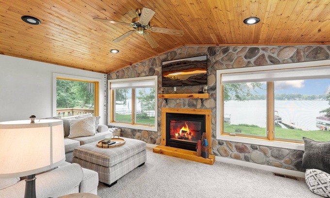 Zimmerman Casa | Lakeside Retreat- 7beds/4bd/2ba! Family and pet friendly!