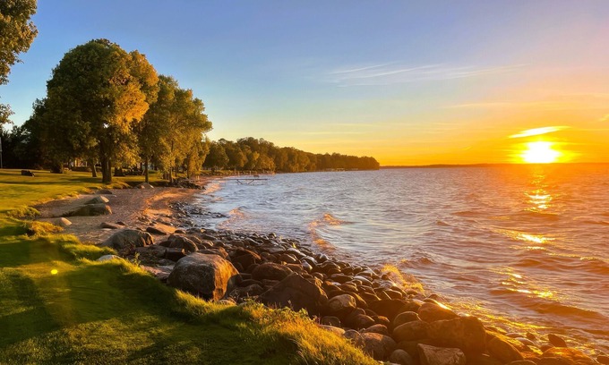 Onamia Casa | Lakeside Retreat at Izatys Resort – The Perfect Getaway for All Seasons!