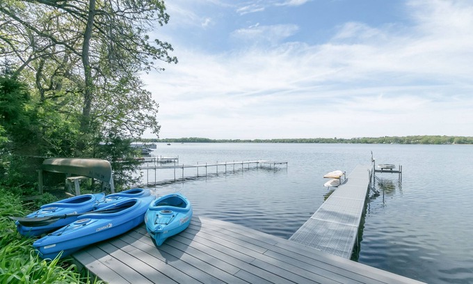 Lake Ripley Casa | Lakeside Retreat at Lake Ripley - Swimming, Dock, Kayaks, & PONTOON RENTAL