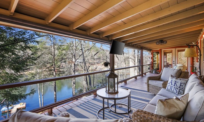 Morganton Cabina | Lakeside Retreat Blue Ridge, Private Lake, Hot Tub, Firepit, Game Room, Kayaks