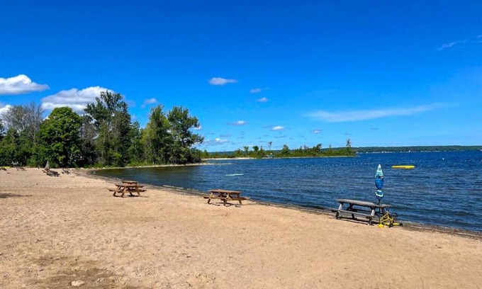 Port McNicoll Cabina | Lakeside Retreat: Steps to Beach