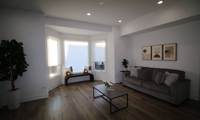 North Kenwood Condominio | Lakeside Retreat: Charming Greystone Near Downtown