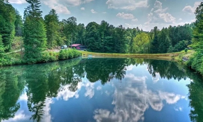 Ellijay Cabina | Lakeside Retreat: Explore 35 Acres and Private Lake! Hot tub Adjoining home for6