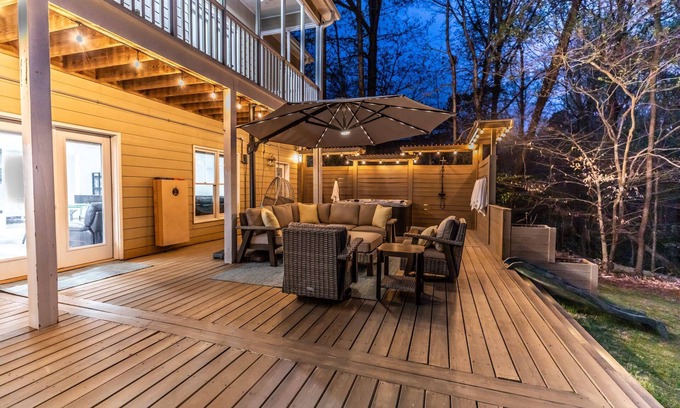 Gainesville Casa | Lakeside Retreat w/ Hot Tub & Private 2 story Dock