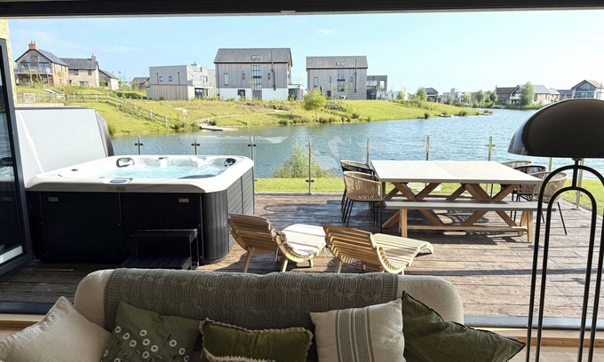 Holworth Casa | Lakeside retreat with hot tub, games room and on-site spa and pool