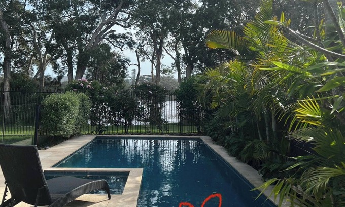 North Avoca Apartamento | LAKESIDE RETREAT level 1 minute walk to beach own pool