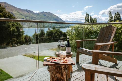 Wanaka Casa | Lakeside Road - Sleeps 8 - Lake Views - Lake Front