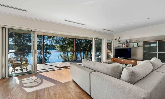 Kings Point Casa | Lakeside - relaxed 3 BR waterfront retreat
