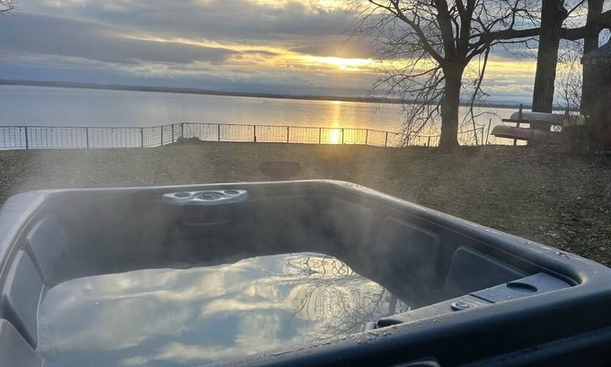 Alburg Cabaña | Lakeside Sunrise Cottage with hot tub