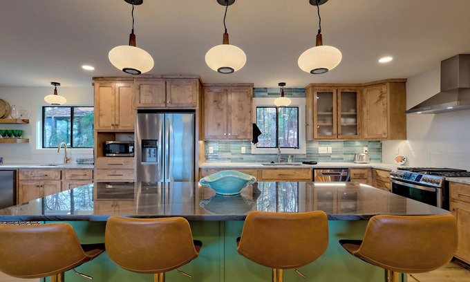 Cedar Cliff Casa | Lakeside Therapy - By Chatuge Home Concierge Lakefront, Dock, Firepit, Ping Pong