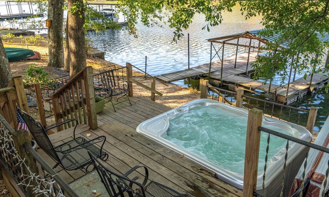 Mid America Casa | 4 br / 2 ba Lake House, w / piscina jacuzzi, 2 kayaks y una canoa