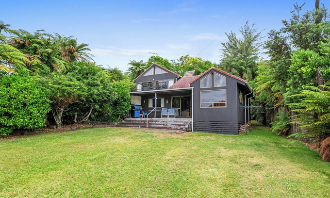 Okere Falls Cabaña | Lakeside Villa - Lake Rotoiti Holiday Home