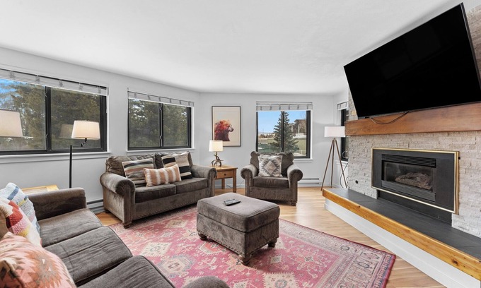 Lakeside Village Condominio | Lakeside Village Condo w/ Private Patio for Mountain Views & Shared Hot Tub!