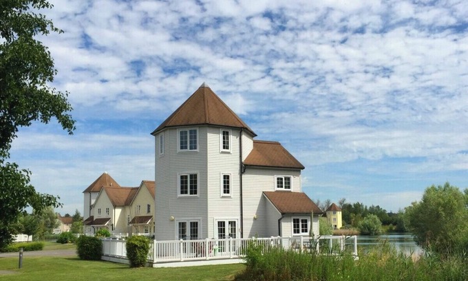 Ampney Crucis Casa | Lodge para familias y para niños junto al lago con bañera de hidromasaje en una comunidad cerrada.