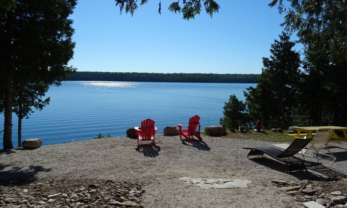 Manitoulin District Cabaña | Lakeside Wolsey Shores Cottage on Manitoulin Island Weekly Sat to Sat Rentals