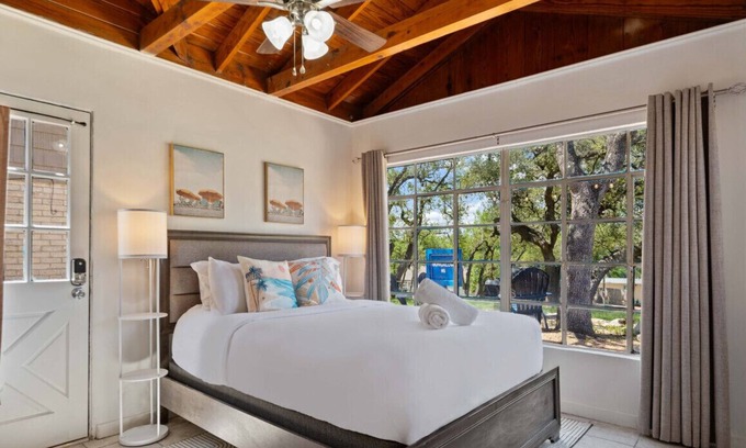 Volente Apartamento | Walk to Lake Travis| Lakefront Waterpark│Bright Studio for 2│Firepit & Patio