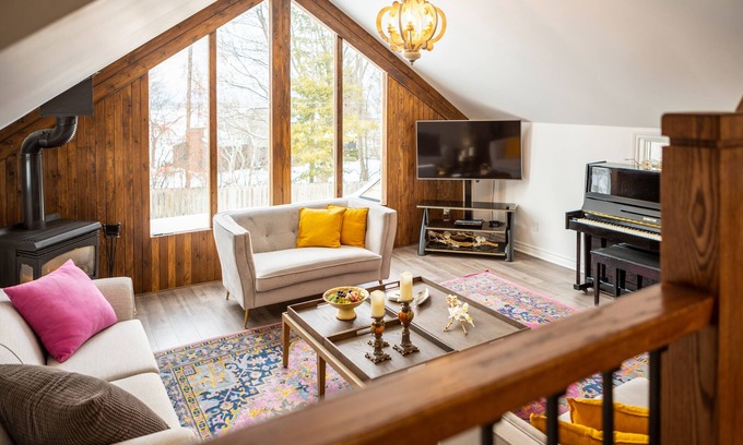 Jacksons Point Cabaña | Lakeview 3-Story Family Cottage | 4BR Retreat in Georgina