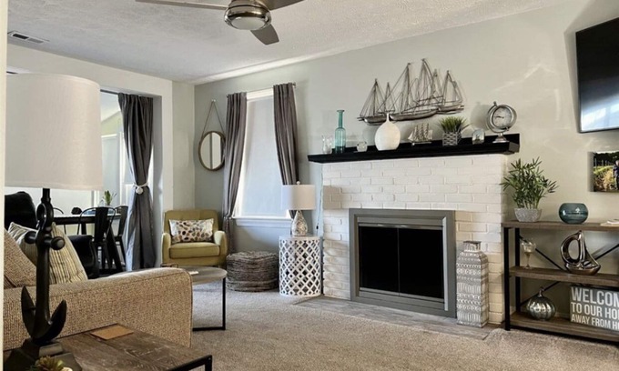 Ashtabula Casa | Lakeview Ashtabula, OH - 5 min to GOTL - Deck - King - Wineries - Lake Erie