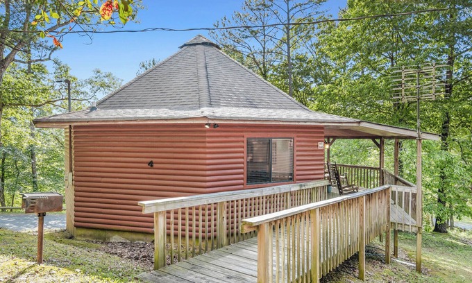 Ellijay Cabina | Lakeview Cabin #4 at Carters Lake Marina, includes boat slip at marina