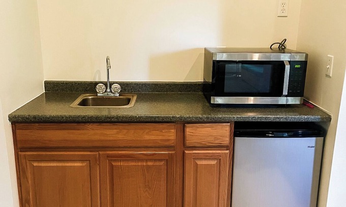 Pershing Cabina | Lakeview Cabin B, Geneva Center Woodland Campsites in Rochester Indiana