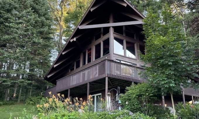 Merrimac Cabina | Lakeview Cabin > Unique Mid-Century Tucked in Bluff