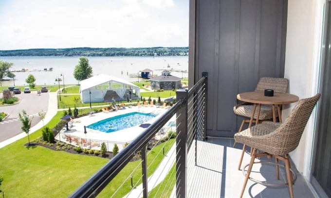 Canandaigua Condominio | NEW Lakeview Condo | Hot Tub | Pool | Restaurant