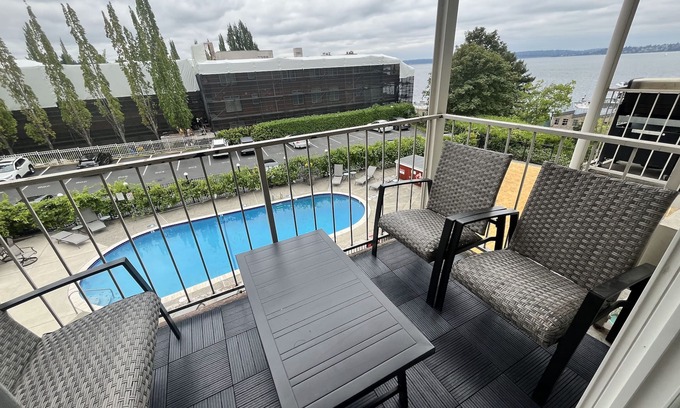 Moss Bay Condominio | Lakeview condo steps to famous Lake Street, Kirkland