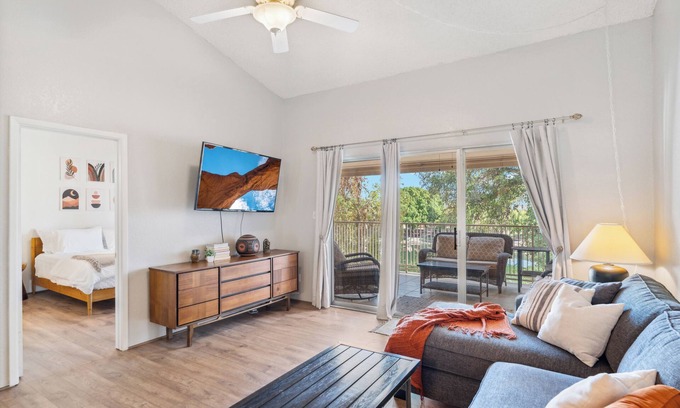 Desert Shores Condominio | Senderos para caminar, lago, piscina, canchas de pickleball y spa.